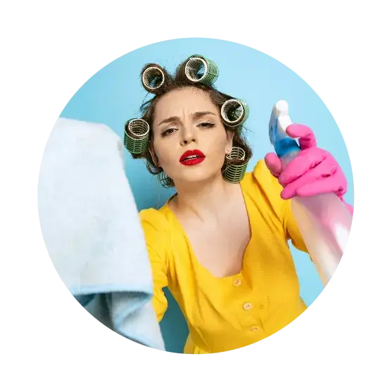 kobieta w wałkach na głowie, w rękawiczkach do sprzątania, trzyma w ręce ściereczkę i spryskiwacz