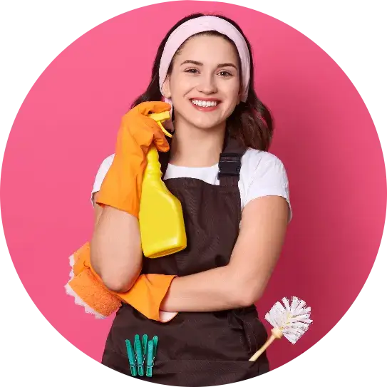 dziewczyna trzymająca spryskiwacz w gumowych rękawicach