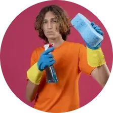 mężczyzna w rękawiczkach, trzymający spryskiwacz i gąbkę