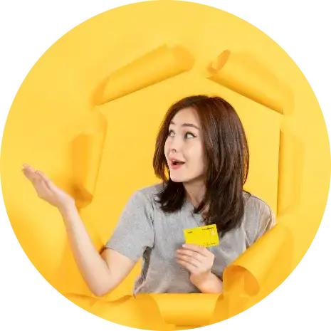 pani w ciemnych włosach, szarej koszulce na żółtym tle