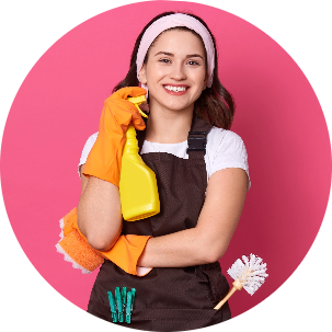 dziewczyna w ciemnych włosach, biała koszulka i brązowy fartuszek, pomarańczowe rękawice, w ręce trzyma spray i gąbkę, w kieszeni szczotka do czyszczenia toalety