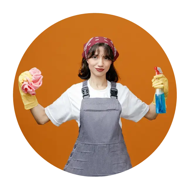 pani sprzątająca w białej koszulce, spodniach ogrodniczkach, w rękach trzyma szmatkę i sprawy, na głowie ma czerwoną chustkę, pomarańczowe tło